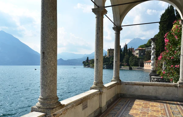 Vista para o lago Como de Villa Monastero. Itália — Fotografia de Stock