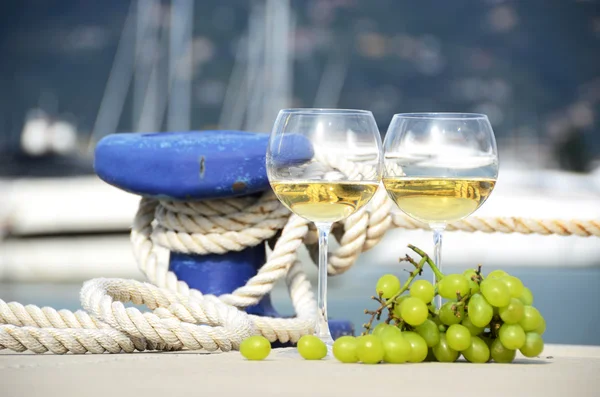 双个酒杯和葡萄对游艇码头的 la spez — 图库照片