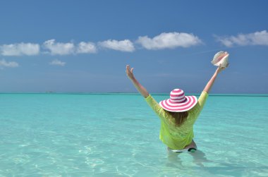 meisje met een shell op de zonnebank op zoek naar de Oceaan. Exuma, bahamas