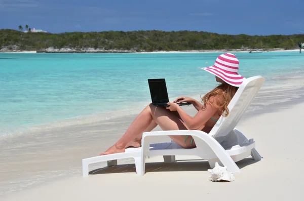 Meisje op het strand van exuma, bahamas — Stockfoto