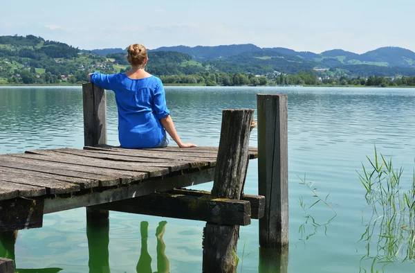 Flicka på trä bryggan. Schweiz — Stockfoto