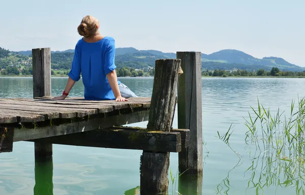 Mädchen auf dem Holzsteg — Stockfoto