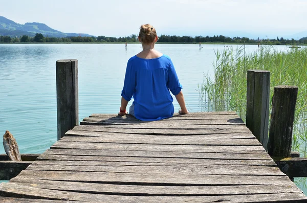 Ragazza sul molo di legno — Foto Stock