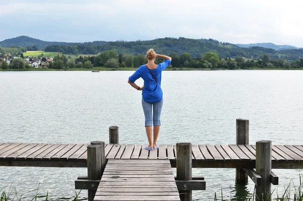 Dívka na dřevěné molo — Stock fotografie