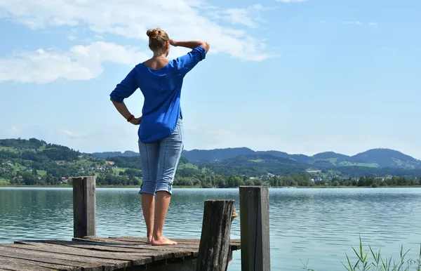 Girl on the wooden jetty — Stock Photo, Image