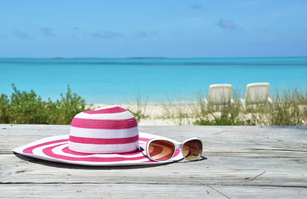 Hat and sunglasses — Stock Photo, Image