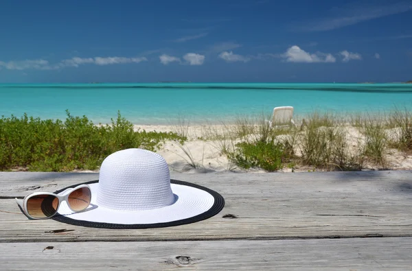 Sombrero y gafas de sol — Foto de Stock