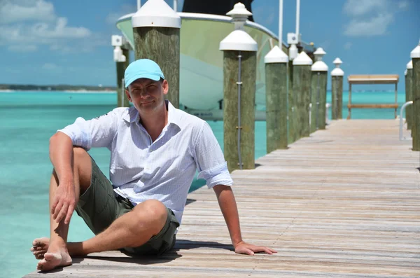 Man on the wooden jetty — Stock Photo, Image