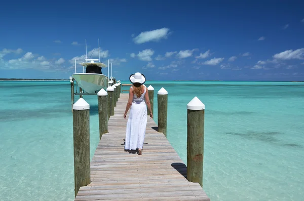 Girl on the wooden jetty. — Stock Photo, Image