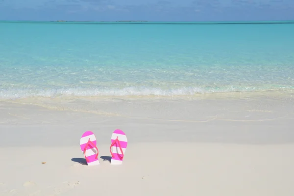 Flip-flop op het strand — Stockfoto