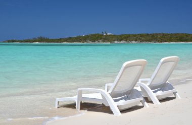 Atlantik bakan iki şezlong.