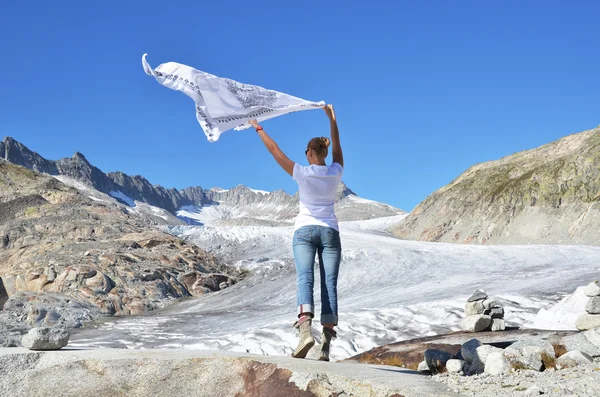 Ragazza con uno scialle sbattente contro il ghiacciaio del Rodano. Svizzera — Foto Stock