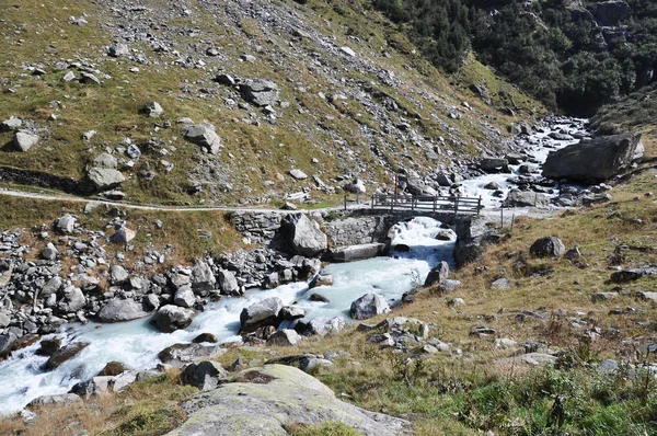 Bergfluss im Berner Oberland in der Schweiz — Stockfoto