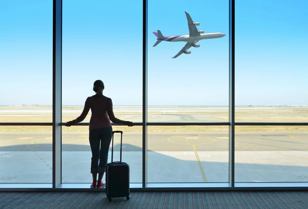 Menina na janela do aeroporto — Fotografia de Stock