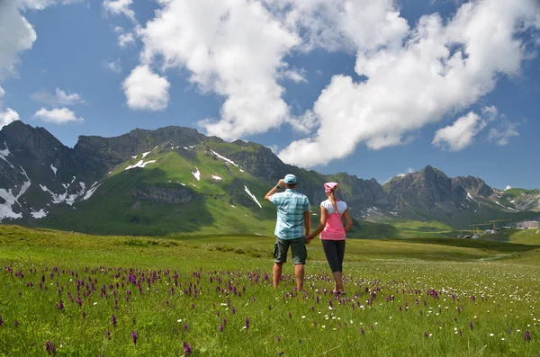 Couple on alpine meadow — Stock Photo, Image