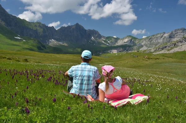 Cuplu pe pajiște alpină — Fotografie, imagine de stoc