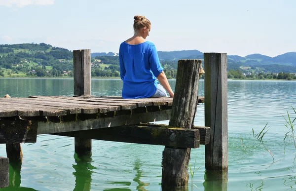 Ragazza sul pontile di legno. Svizzera — Foto Stock