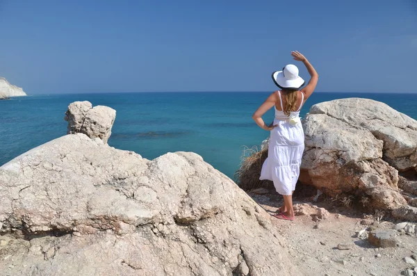 Ragazza che guarda al mare vicino a Afrodite luogo di nascita, Cipro — Foto Stock