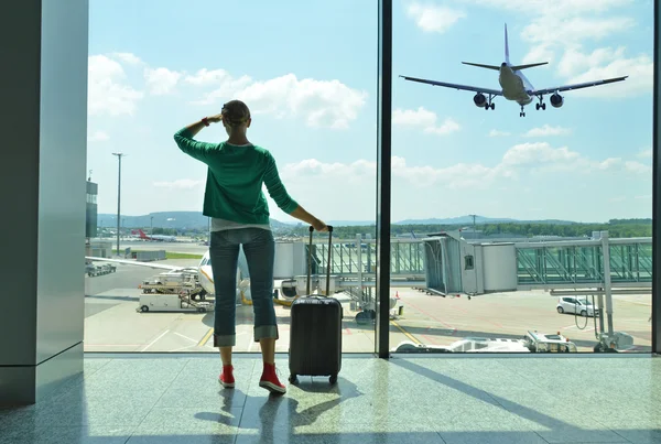 Ragazza alla finestra dell'aeroporto — Foto Stock