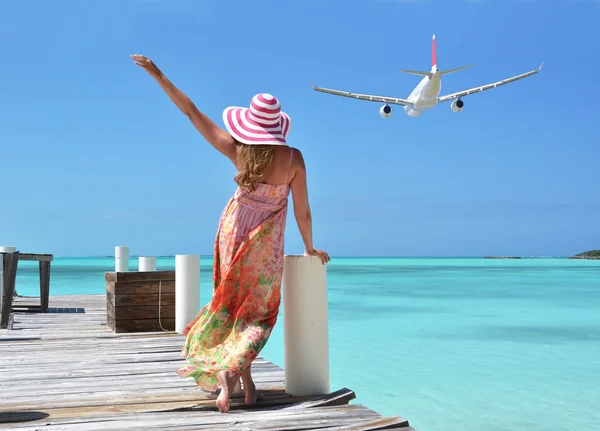 Ragazza sul pontile di legno. GreatExuma, Bahamas — Foto Stock