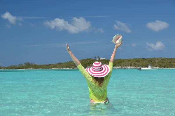 Mädchen mit Muschel im türkisfarbenen Wasser des Atlantiks — Stockfoto