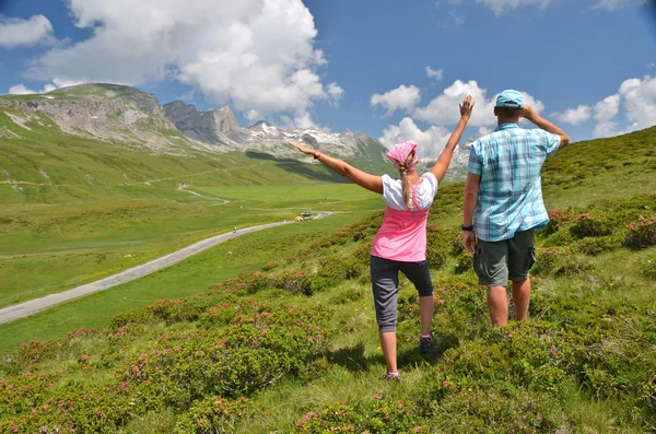 Viajeros en la colina. Melchsee-Frutt, Suiza — Foto de Stock