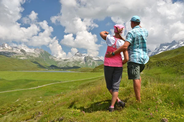 Voyageurs sur la colline. Melchsee-Frutt, Suisse — Photo