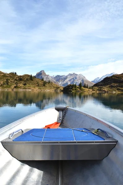 Boat cruising a mountain lake. — Stock Photo, Image