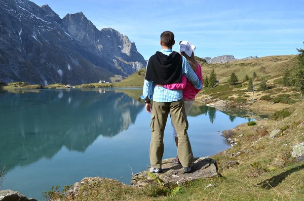 Jovem casal desfrutando do panorama alpino. Suíça — Fotografia de Stock