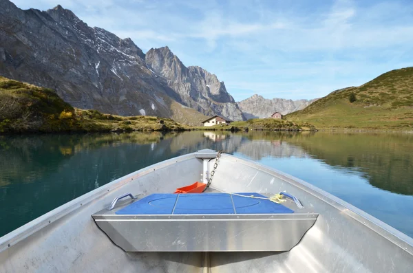 Boat cruising a mountain lake — Stock Photo, Image