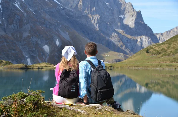 Junges Paar genießt Alpenpanorama. Schweiz — Stockfoto