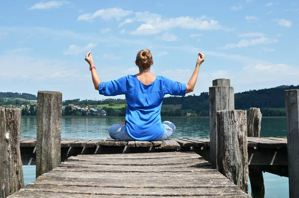 Girl on the wooden jetty — Stock Photo, Image