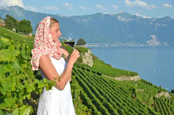 Donna che degusta vino rosso a Lavaux, Svizzera — Foto Stock