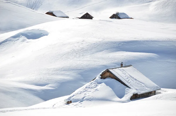 Фермерский дом, погребенный под снегом, Мельхзее-Фут, Швейцария — стоковое фото