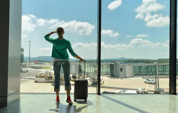 Dívka u okna letiště — Stock fotografie