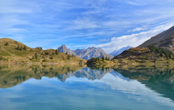 Bellissimo lago di montagna. Svizzera — Foto Stock