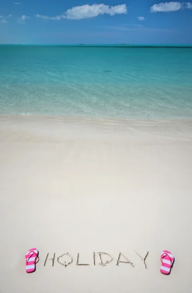 HOLIDAY escrevendo na praia de areia de Exuma, Bahamas — Fotografia de Stock