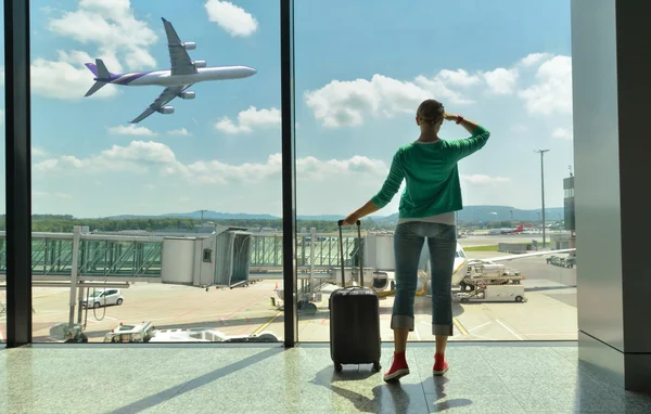 Chica en la ventana del aeropuerto — Foto de Stock