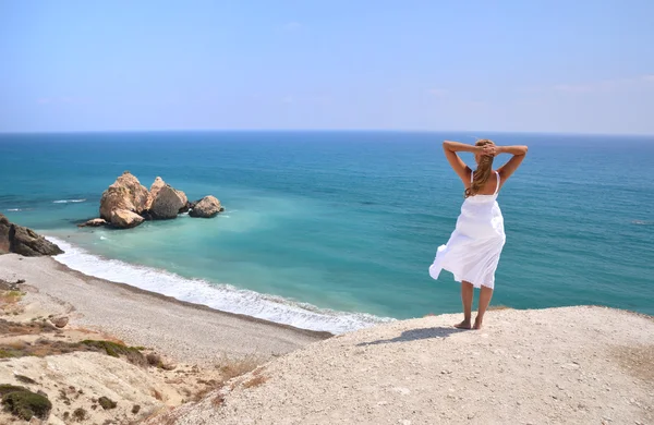 Ragazza che guarda al mare vicino a Afrodite luogo di nascita, Cipro — Foto Stock