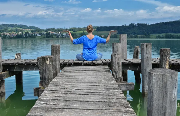 Girl on the wooden jetty — Stock Photo, Image