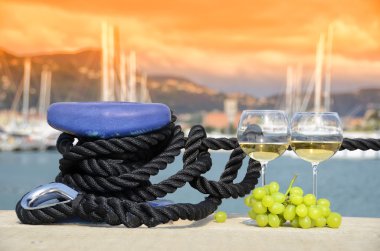 kadehlerin ve üzüm yat iskeleye la Spezia, İtalya