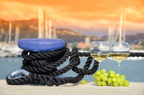 Wineglasses and grapes on the yacht pier of La Spezia, Italy — Stock Photo, Image