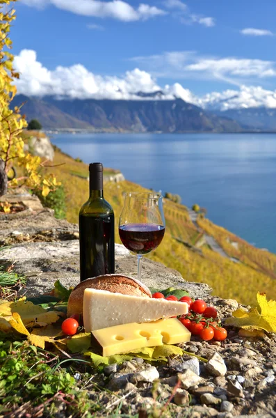 Red wine, chees, bread and cherry tomatos — Stock Photo, Image