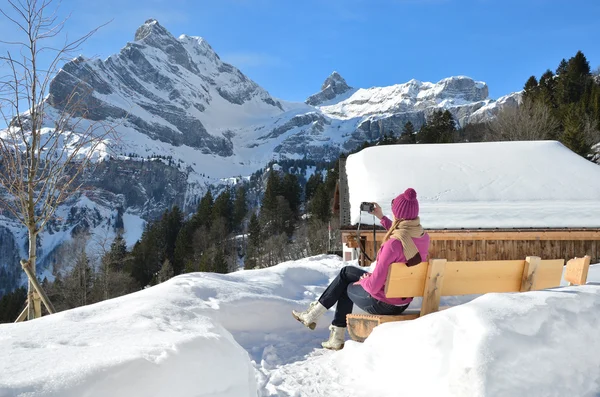 Dívka s kamerou ve švýcarských Alpách — Stock fotografie