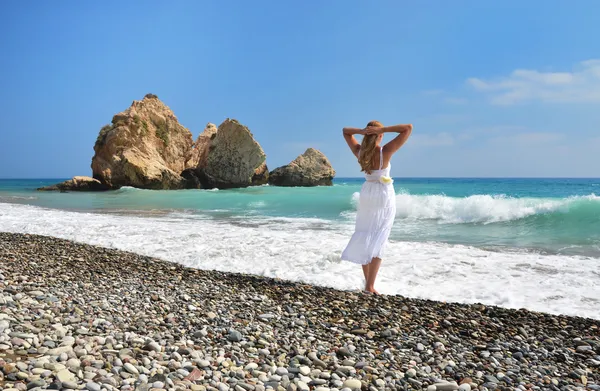 Ragazza che guarda al mare vicino a Afrodite luogo di nascita, Cipro — Foto Stock