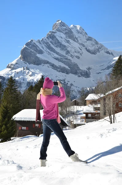 Menina tirando uma foto nos Alpes Suíços — Fotografia de Stock