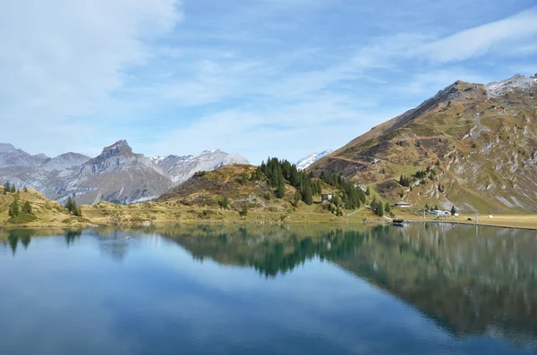 Bellissimo lago alpino. Svizzera — Foto Stock