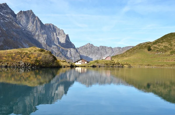 Beau lac alpin. Suisse — Photo