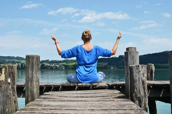 Girl on the wooden jetty — Stock Photo, Image