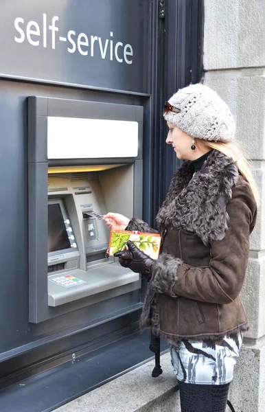 Dívka v atm — Stock fotografie